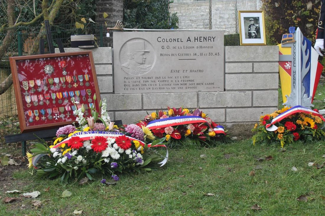 Monument du Colonel Adrien Henry avec ses décorations et l'insigne de la 118e promotion