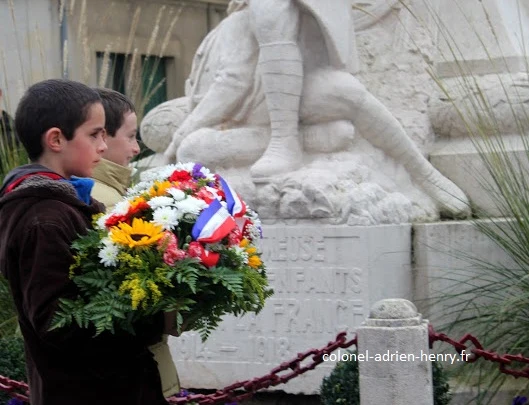 Bastien Grunenwald et Mathias Paoli portant les gerbes de fleurs
