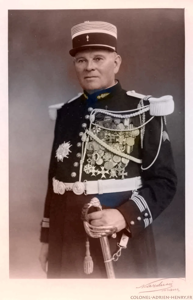 Le Colonel Adrien Henry en grande tenue avec ses décorations