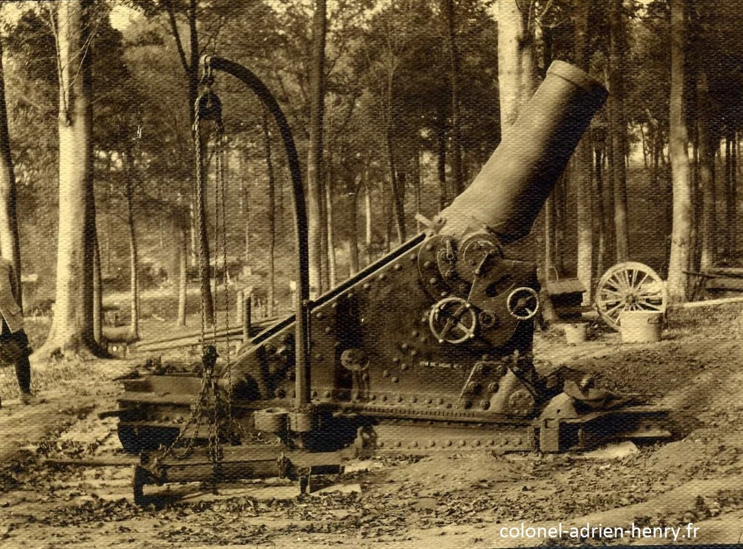 Mortier français de 270 près du Four de Paris