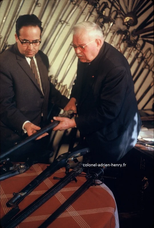 Présentant sa collection d'armes à un journaliste de l'ORTF